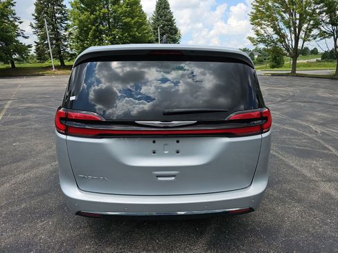 Used 2023 Chrysler Pacifica Touring-L FWD image 5