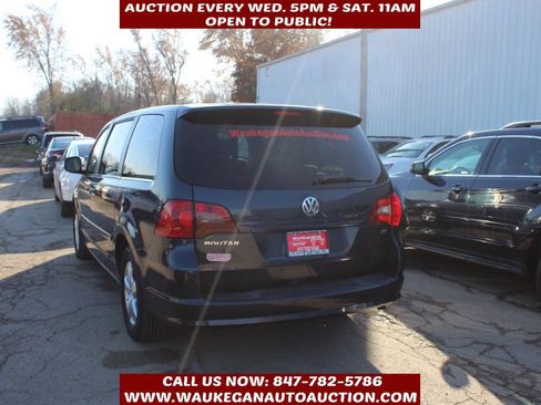 Used 2009 Volkswagen Routan SE image 5