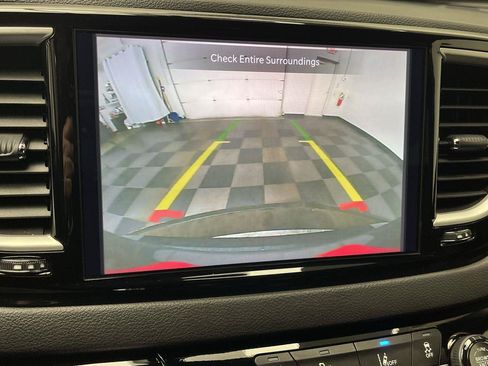 Used 2025 Chrysler Pacifica Select FWD image 5