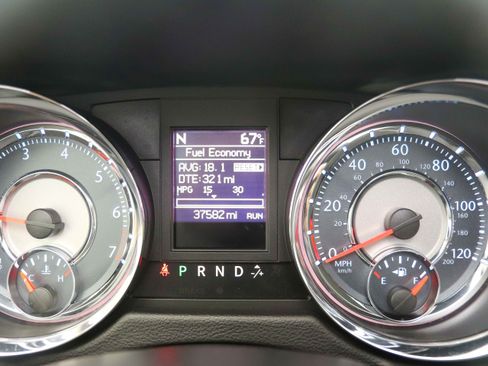 Used 2015 Chrysler Town & Country Touring FWD image 25