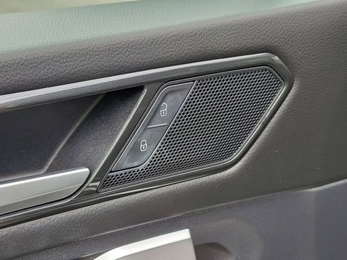 Used 2024 Volkswagen Tiguan SE w/ Panoramic Sunroof Package FWD image 18