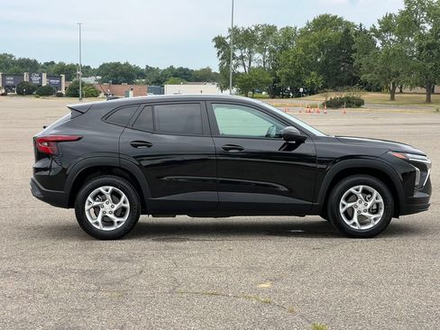 Used 2024 Chevrolet Trax LS w/ LS Convenience Package FWD image 37