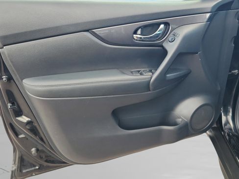 Used 2017 Nissan Rogue SV w/ SV Premium Package image 31