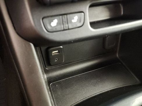 Used 2018 Chevrolet Colorado Z71 AWD/4WD image 17