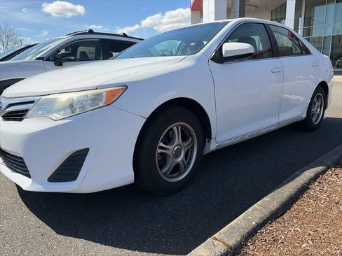 Used 2012 Toyota Camry LE FWD image 2