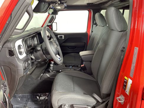 Used 2025 Jeep Wrangler Unlimited Sahara AWD/4WD image 15