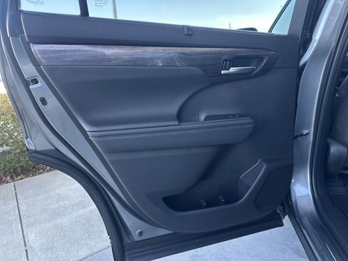 Used 2026 Toyota Highlander Limited image 20