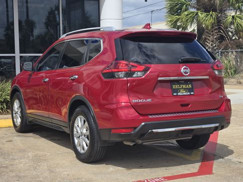 Used 2017 Nissan Rogue SV image 4