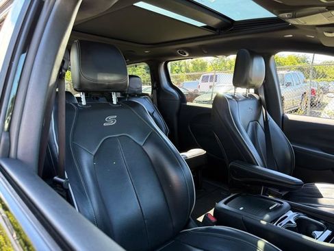 Used 2025 Chrysler Pacifica Limited FWD image 8