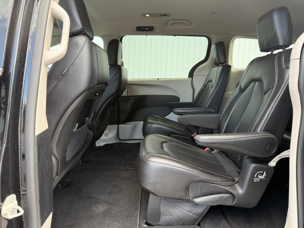 Used 2023 Chrysler Pacifica Touring-L FWD image 33