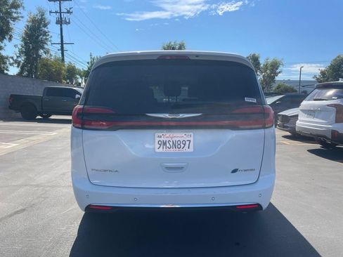 Used 2024 Chrysler Pacifica Limited FWD image 3