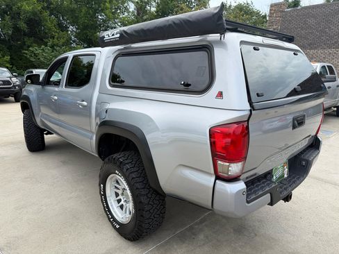 Used 2017 Toyota Tacoma TRD Sport AWD/4WD image 7