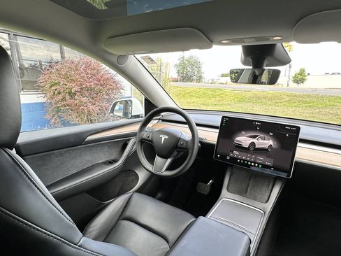 Used 2025 Tesla Model Y Long Range AWD/4WD image 29