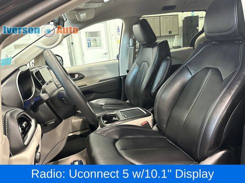 Used 2024 Chrysler Pacifica Touring-L AWD/4WD image 16
