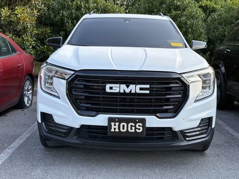 Used 2023 GMC Terrain SLE w/ Driver Convenience Package FWD image 2