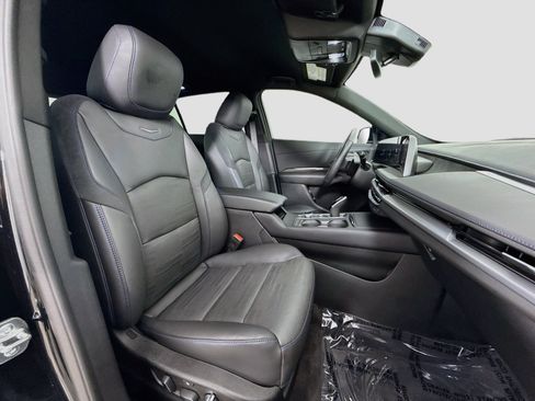 Used 2025 Cadillac XT4 Sport w/ LPO, Onyx Lite Package FWD image 29