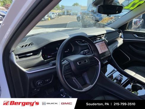 Used 2022 Jeep Grand Cherokee Limited AWD/4WD image 12