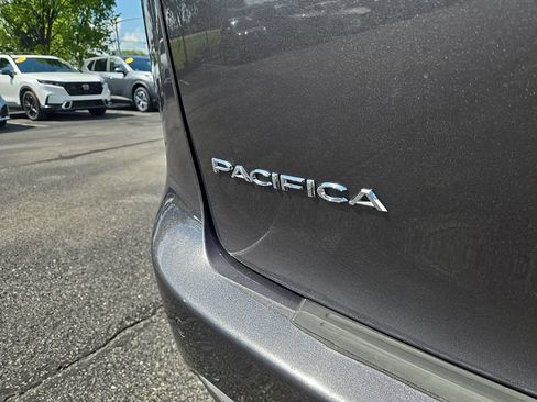 Used 2019 Chrysler Pacifica Touring-L FWD image 11