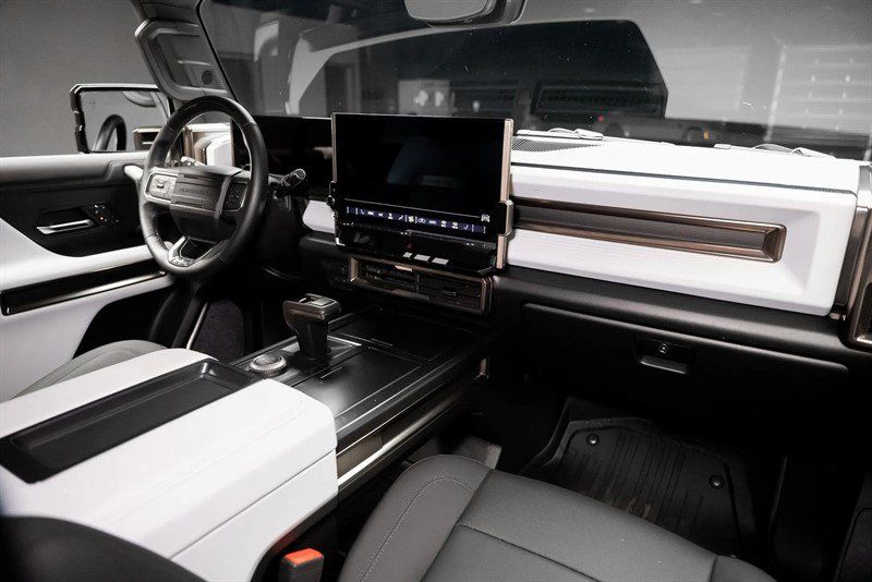 Used 2024 GMC Hummer EV 2X w/ LPO, Illumination Package AWD/4WD image 18