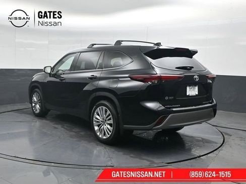 Used 2024 Toyota Highlander Platinum image 8