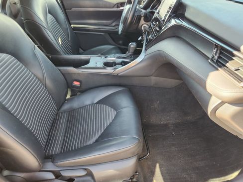 Used 2021 Toyota Camry SE w/ Cold Weather Package image 17