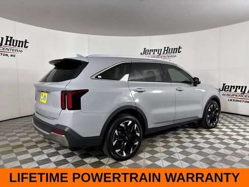 Used 2025 Kia Sorento EX w/ Panoramic Sunroof Package FWD image 6