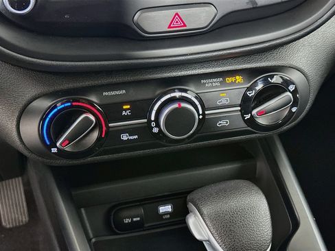 Used 2025 Kia Soul LX w/ LX Technology Package FWD image 23