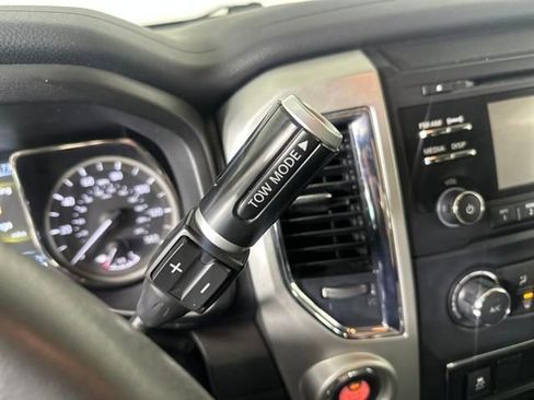 Used 2018 Nissan Titan SV image 19