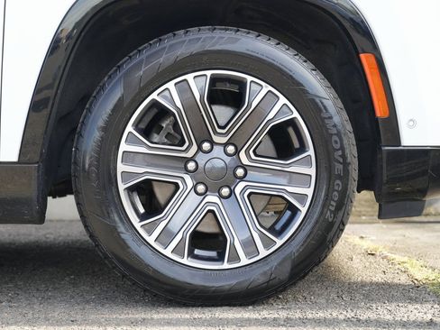 Used 2023 Jeep Wagoneer L Series II image 12