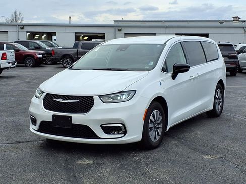 Used 2024 Chrysler Pacifica Limited FWD image 2