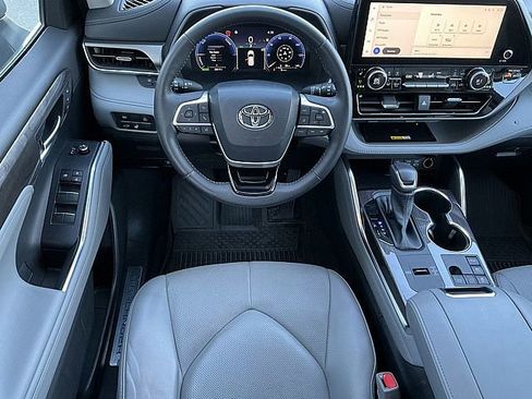 Used 2023 Toyota Highlander Limited image 5