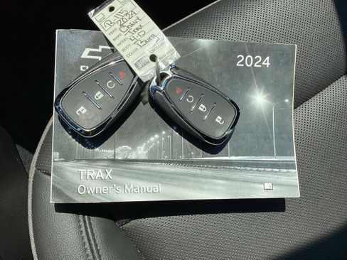 Used 2024 Chevrolet Trax ACTIV w/ Sunroof Package FWD image 22