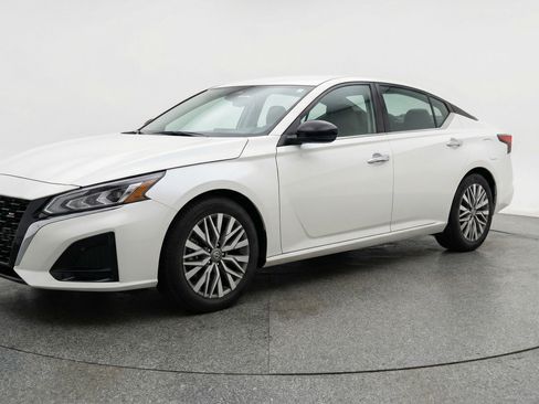 Used 2025 Nissan Altima 2.5 SV FWD image 3