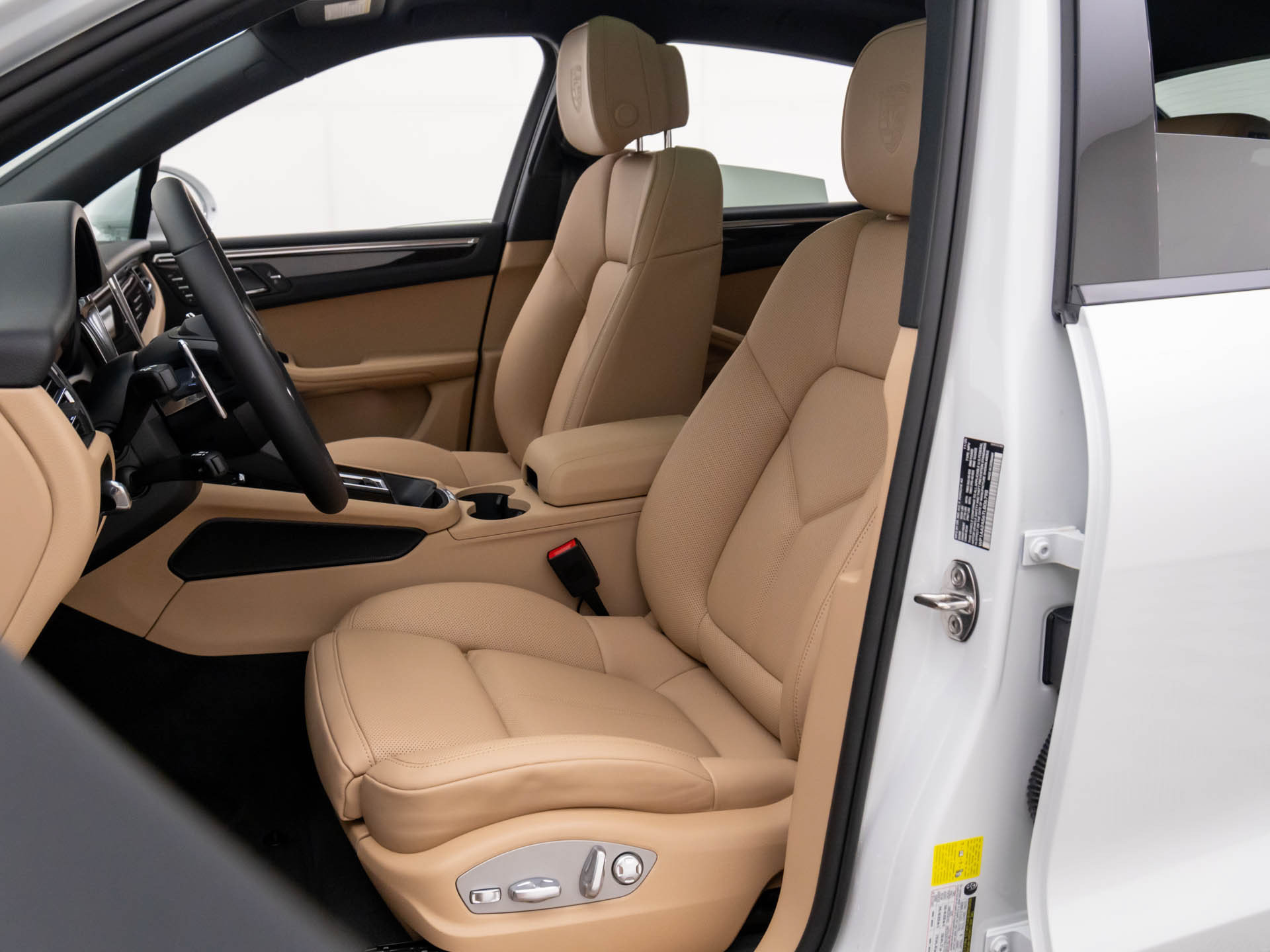 Certified 2026 Porsche Macan AWD/4WD image 17