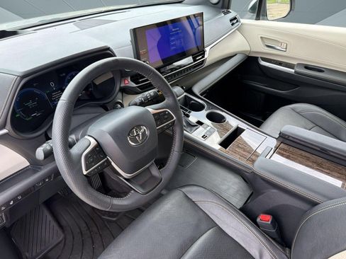 Used 2025 Toyota Sienna Platinum FWD image 4