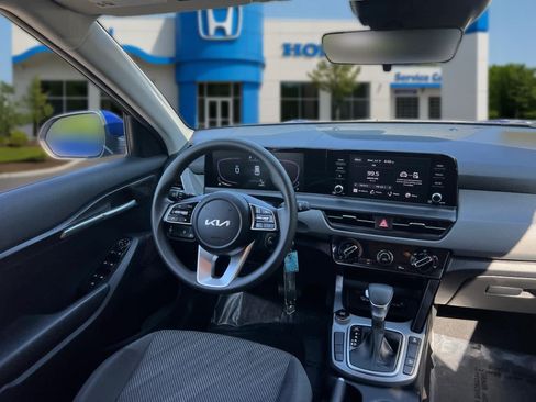 Used 2024 Kia Seltos LX AWD/4WD image 35
