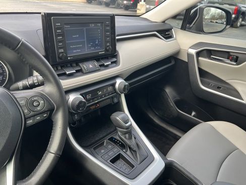 Used 2022 Toyota RAV4 XLE Premium image 15