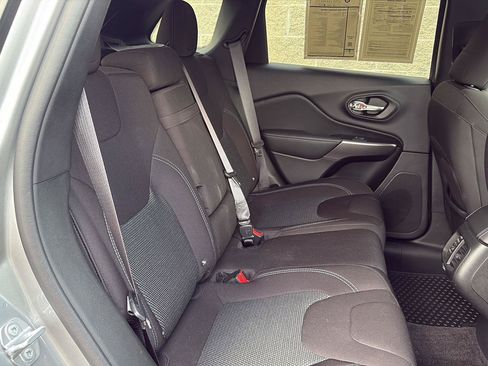Used 2019 Jeep Cherokee Latitude w/ Cold Weather Group AWD/4WD image 26