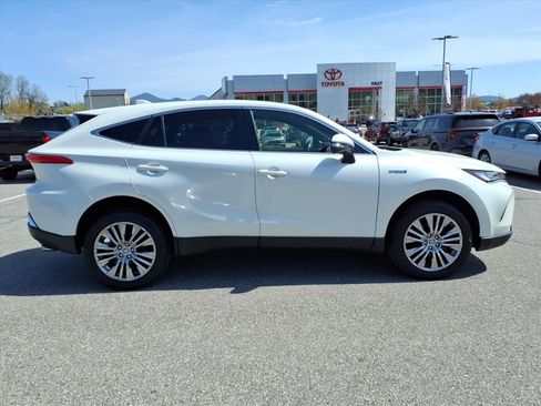Used 2021 Toyota Venza Limited image 3