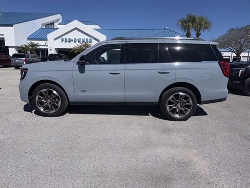 Used 2025 Ford Expedition King Ranch image 8