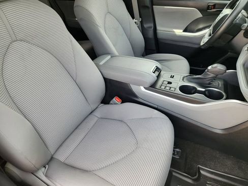 Used 2023 Toyota Highlander LE image 10
