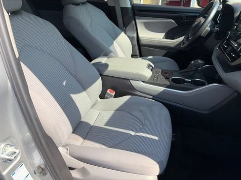 Used 2022 Toyota Highlander LE AWD/4WD image 19