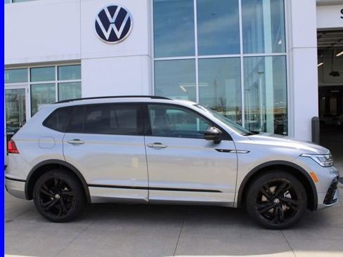 Used 2024 Volkswagen Tiguan SE R-Line image 5