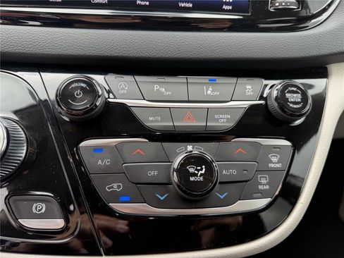 Used 2023 Chrysler Pacifica Touring-L FWD image 8