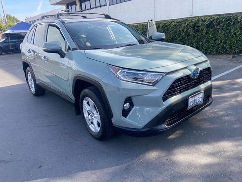 Used 2019 Toyota RAV4 XLE w/ Carpet Mat Package image 2
