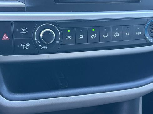 Used 2019 Toyota Highlander LE AWD/4WD image 19