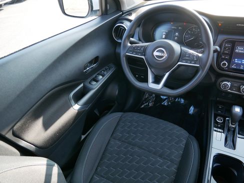 Used 2023 Nissan Kicks SV image 9