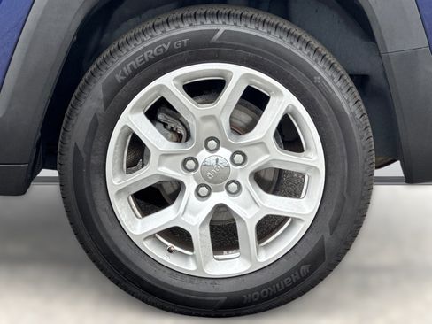 Used 2018 Jeep Renegade Latitude FWD image 11
