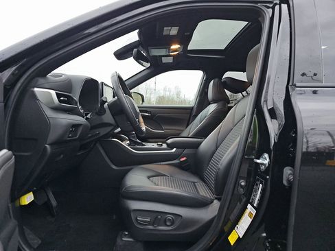 Certified 2024 Toyota Highlander XSE image 3