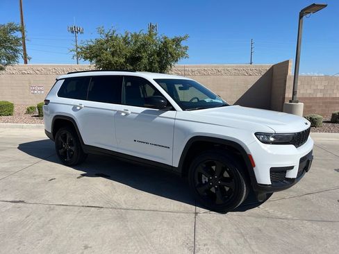 Used 2025 Jeep Grand Cherokee L Laredo RWD image 3